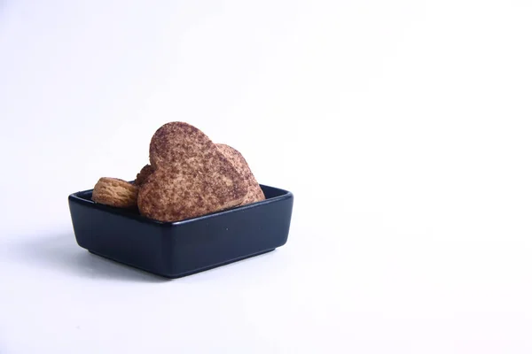 Herzförmige Kekse Schwarzer Schüssel Isoliert Auf Weißem Hintergrund Bild Enthält — Stockfoto