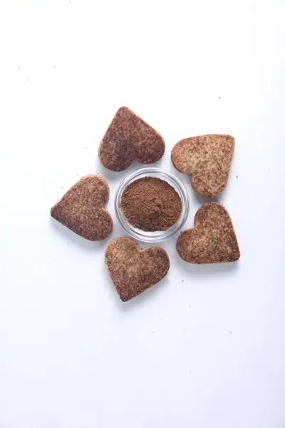 Galletas Forma Corazón Tazón Canela Polvo Aislado Sobre Fondo Blanco —  Fotos de Stock