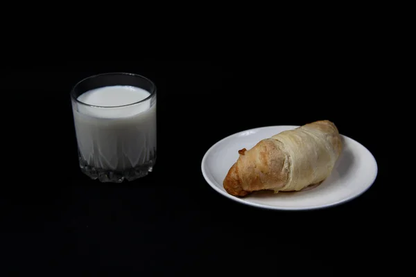 Croissant Piring Dan Segelas Susu Latar Belakang Hitam Gambar Berisi — Stok Foto