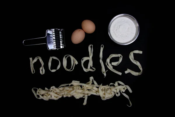 Γράμματα Noodles Κατασκευασμένα Από Noodles Αυγά Μπολ Αλεύρι Σιταριού Και — Φωτογραφία Αρχείου