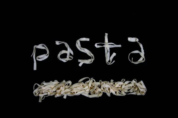 Schriftzug Pasta Aus Nudeln Und Nudeln Auf Schwarzem Hintergrund Flach — Stockfoto