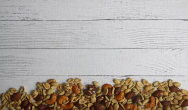 Tablonun alt tarafında fındık karışımı olan beyaz ahşap zemin düz yatıyordu. Resim kopyalama alanı içeriyor