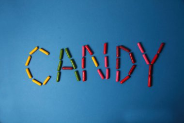 Şekerden yapılmış şekerlemeler mavi arka planda izole bir şekilde duruyordu.