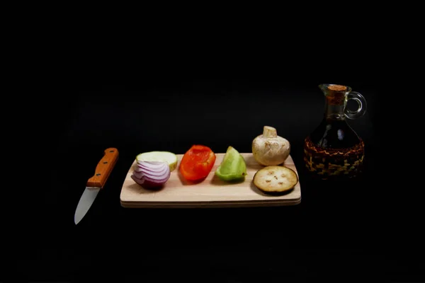 Cortar Las Verduras Tabla Cortar Botella Aceite Ensalada Cuchillo Aislado —  Fotos de Stock