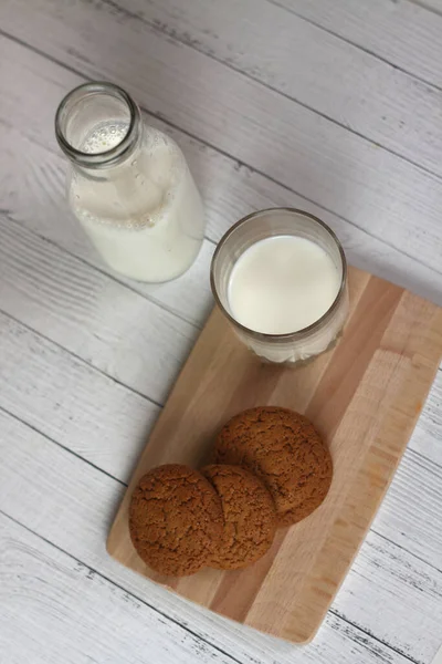 Cookie Egy Üveg Egy Pohár Tej Vászon Szalvéta Fehér Asztal — Stock Fotó