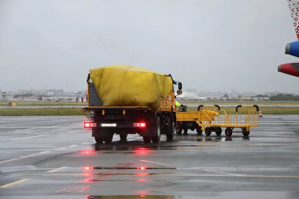 Yellow Lorry Servicing Aircraft Airport Flying Field — Stock Photo, Image