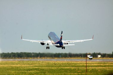 Uçak taksiyi açık mavi gökyüzüne doğru sürüyor. Ulaşım kavramı