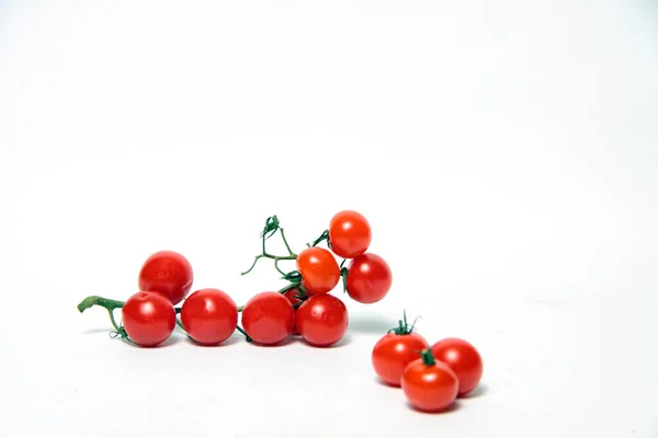 Kirschtomaten Isoliert Auf Weißem Hintergrund Lagen Flach Bild Enthält Kopierraum — Stockfoto