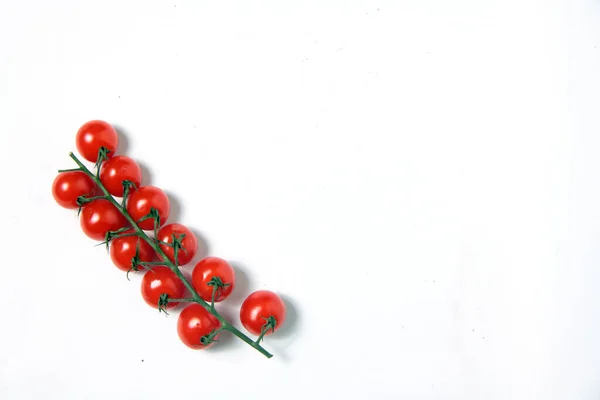 Ramo Tomates Cereja Isolado Fundo Branco Leigos Planos Imagem Contém — Fotografia de Stock