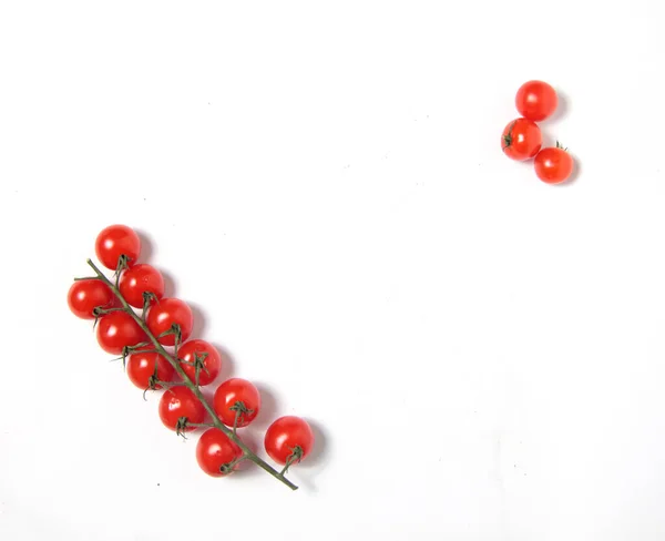Une Branche Tomates Cerises Isolées Sur Fond Blanc Plat Image — Photo
