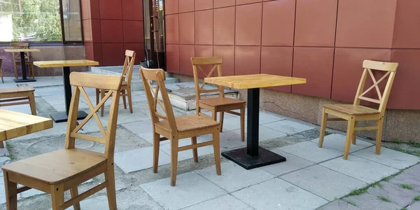空の夏のカフェのテラス 社会的距離で設定されたテーブル 自己分離概念 — ストック写真
