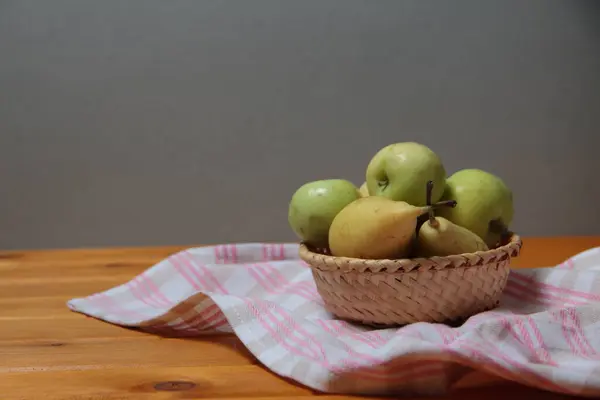 Frágil Maçãs Pêras Uma Toalha Mesa Madeira Contra Contexto Cinza — Fotografia de Stock