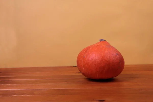 Calabaza Sobre Mesa Madera Sobre Fondo Amarillo Imagen Contiene Espacio — Foto de Stock