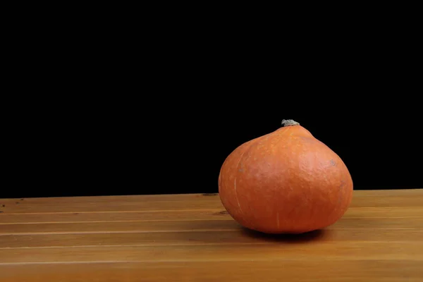 Calabaza Sobre Mesa Madera Sobre Fondo Negro Imagen Contiene Espacio — Foto de Stock