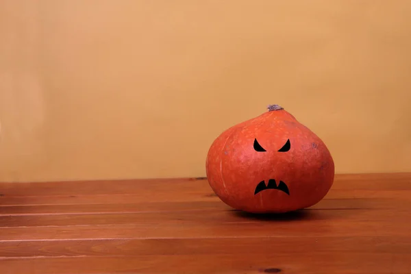 Jack Linterna Sobre Mesa Madera Sobre Fondo Amarillo Concepto Halloween —  Fotos de Stock