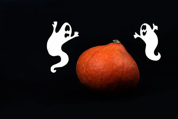 Siluetas Dos Fantasmas Cerca Una Calabaza Sobre Fondo Negro Concepto —  Fotos de Stock