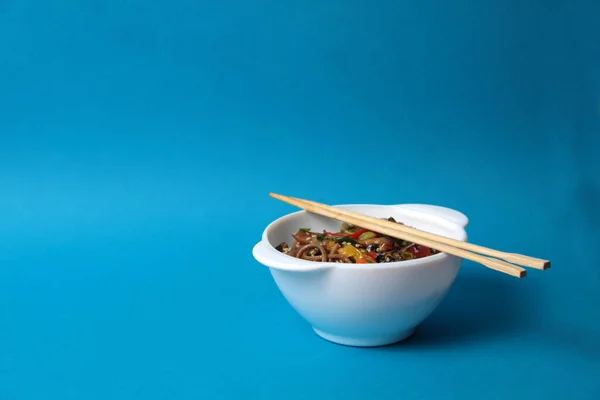 Tazón Fideos Wok Palillos Aislados Sobre Fondo Azul Imagen Contiene —  Fotos de Stock