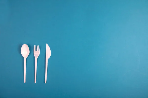 Plastiklöffel Gabel Und Messer Auf Blauem Hintergrund Lagen Flach Horizontalbild — Stockfoto