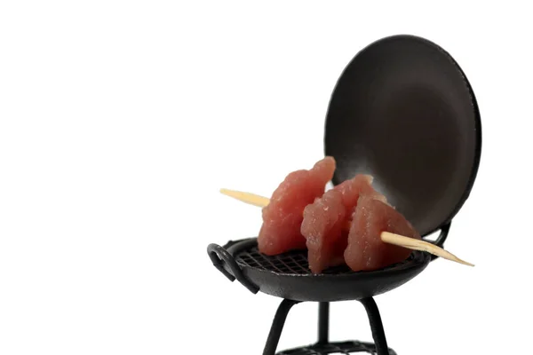 白を基調とした極端なクローズアップで孤立したロースターで焼き肉 画像にはコピースペースがあります — ストック写真