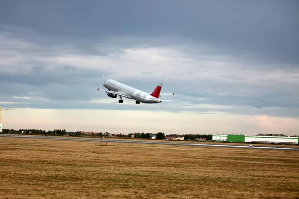Επιβατικό Αεροπλάνο Απογειώνεται Από Αεροδρόμιο Πλευρική Άποψη Των Αεροσκαφών Οριζόντια Εικόνα Αρχείου