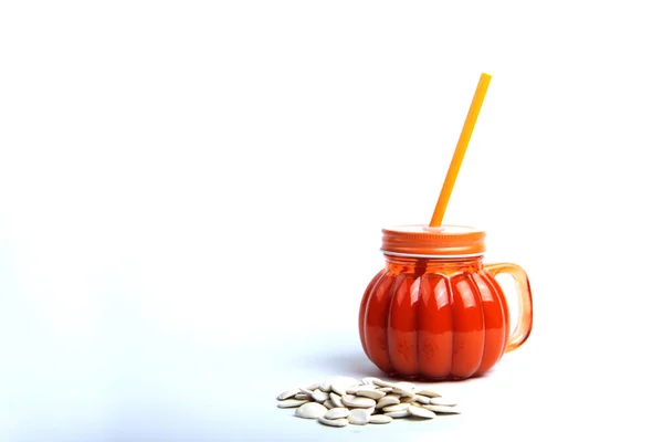 Jarra Suco Abóbora Pilha Sementes Abóbora Isoladas Fundo Branco Imagem — Fotografia de Stock