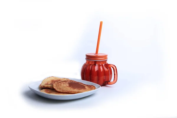 Glasburk Pumpa Juice Och Tallrik Pumpa Pannkakor Isolerade Vit Bakgrund — Stockfoto