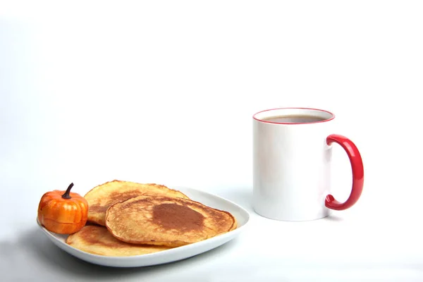 Kopp Och Tallrik Pumpa Pannkakor Isolerade Vit Bakgrund Bilden Innehåller — Stockfoto