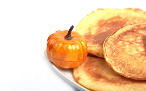 Plato Panqueques Calabaza Una Calabaza Aislada Sobre Fondo Blanco Imagen —  Fotos de Stock