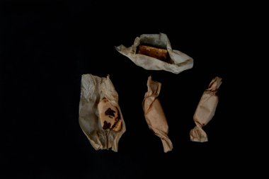 Siyah arka planda izole edilmiş şekerlemeler vardı. Resim kopyalama alanı içeriyor