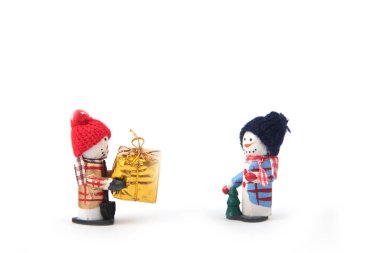 Başka birine paketlenmiş bir kutu verir. Hediye verme veya kurye teslimatı konsepti. Resim kopyalama alanı içeriyor