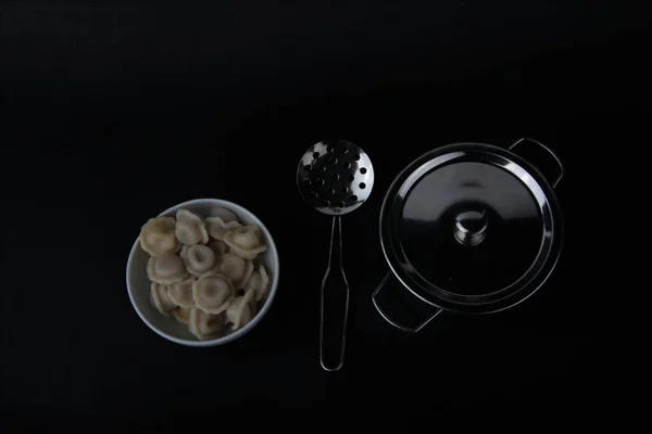 Ungekochte Russische Pelmeni Und Mehl Auf Schwarzem Hintergrund Lagen Flach — Stockfoto