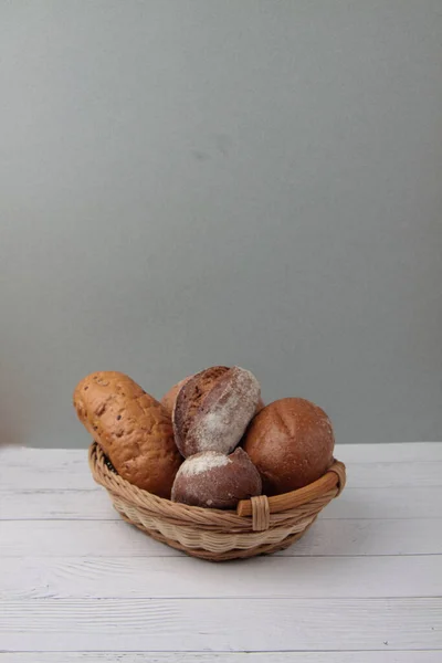 Frisches Brot Einem Weidenkorb Auf Einem Holztisch Vor Grauem Hintergrund — Stockfoto