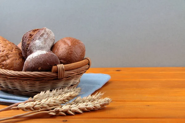 Frisches Brot Weidenkorb Und Ähren Auf Blauer Serviette Auf Holztisch — Stockfoto