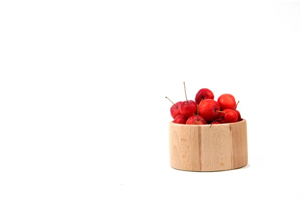 Drewniana Miska Jabłek Odizolowana Białym Tle Obraz Zawiera Przestrzeń Kopiowania — Zdjęcie stockowe