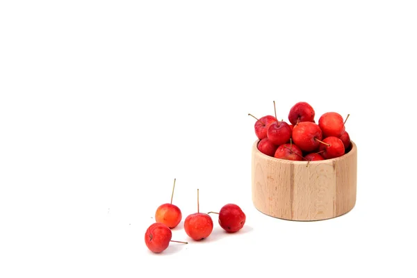 Houten Schaal Van Appels Een Stapel Appels Geïsoleerd Witte Achtergrond — Stockfoto