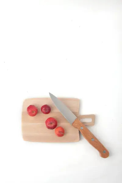 Rote Äpfel Auf Einem Schneidebrett Und Ein Messer Isoliert Auf — Stockfoto