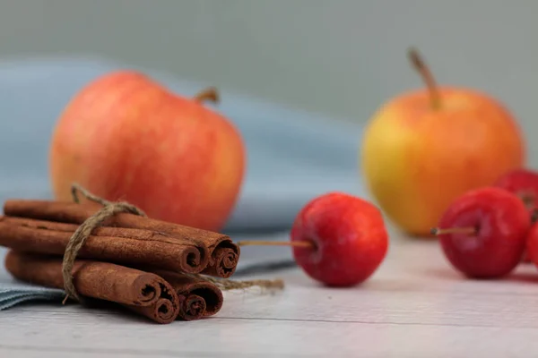 Äpfel Und Zimt Auf Blauer Serviette Auf Weißem Holzgrund Bild — Stockfoto