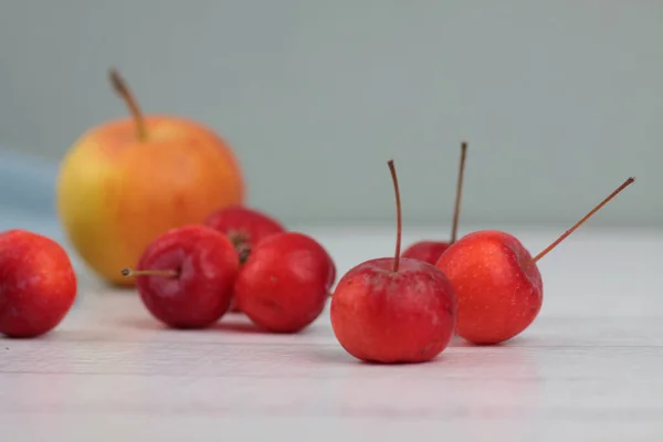 Maçãs Fundo Madeira Branca Fechar Conceito Alimentação Saudável Imagem Contém — Fotografia de Stock