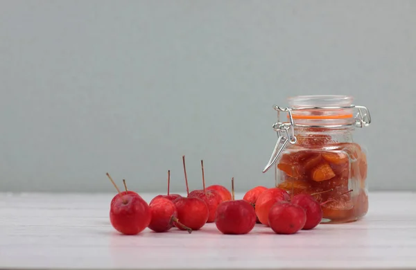Glasdose Mit Apfelmarmelade Und Roten Äpfeln Auf Weißem Holzgrund Vor — Stockfoto