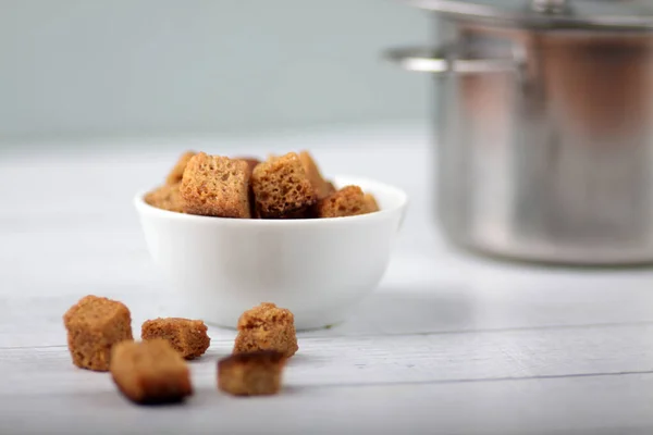 Weiße Schüssel Mit Croutons Und Schüssel Mit Suppe Auf Weißem — Stockfoto