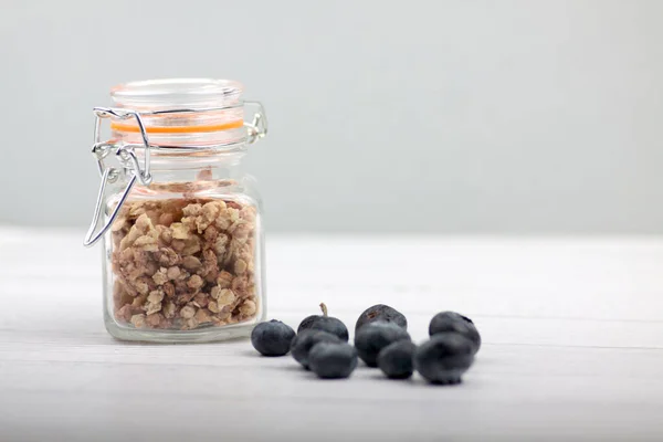 Blaubeere Und Glasdose Müsli Vor Grauem Hintergrund Konzept Für Gesunde — Stockfoto