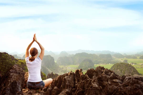 Genç Kadın Tutmak Sakin Güzel Manzaralı Tepenin Üst Kısmında Yoga — Stok fotoğraf
