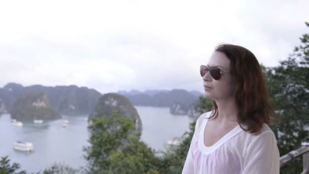 Щаслива Молода Жінка Турист Дивиться Далеко Море Острови Навколо — стокове відео