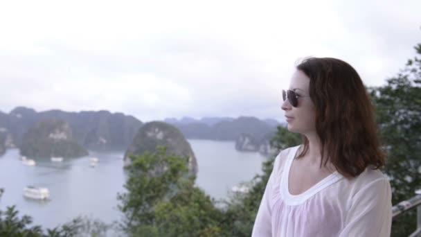 Щаслива Молода Жінка Турист Профіль Насолоджується Видом Море Острови Навколо — стокове відео