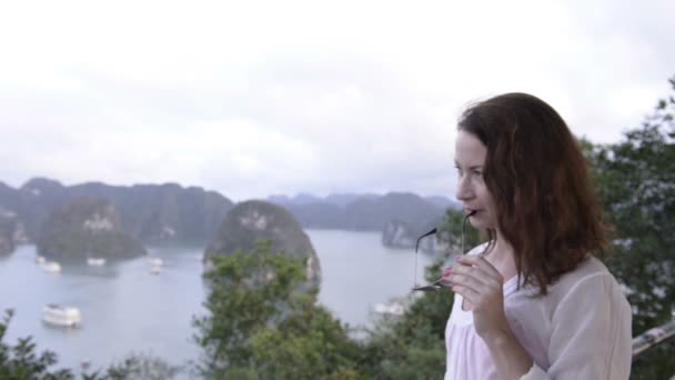 Heureuse Jeune Femme Touriste Avec Des Lunettes Soleil Regardant Loin — Video