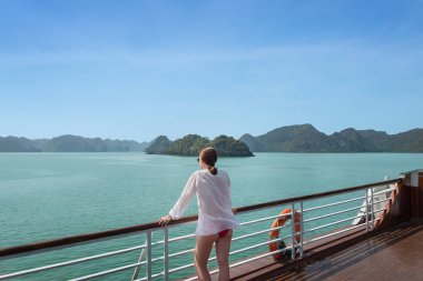 Genç kadın arasında adalar tekne ile yolculuk