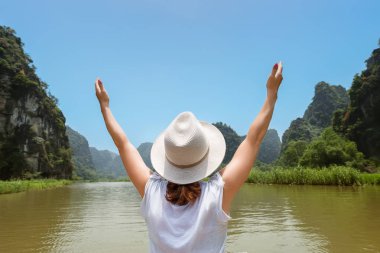 Genç kadın kolları biraz ücretsiz bliss duygu ile adalar arasında tekne ile yolculuk