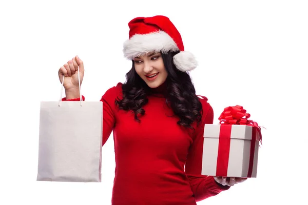 Mooie Brunette Vrouw Dragen Kerstmuts Holding Geschenkdoos Boodschappentas Geïsoleerd Witte — Stockfoto