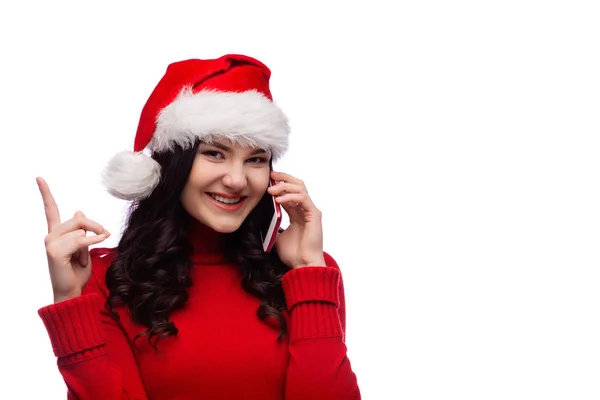 Gladlynt Kvinna Bär Santa Hatt Med Nöjda Ansikte Uttryck Visar — Stockfoto