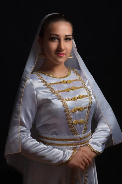 Krásná Kavkazu Mladá Dívka Nosí Tradiční Kroje Studio Záběr Nad — Stock fotografie